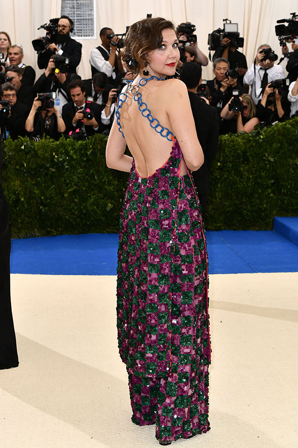 met-gala-2017-backless-dresses-maggie-gyllenhaal-