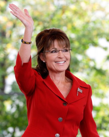 Sarah Palin Former Republican vice presidential candidate and Alaska Gov. Sarah Palin waves to supporters before addressing a Tea Partly Express Rally in Manchester, N.H. Palin's husband Todd, released a statement, responding to Joe McGinniss' "The Rogue: Searching for the Real Sarah Palin," as "disgusting lies, innuendo and smears" as the former Alaska governor's camp sought to discredit a racy biography that includes allegations of infidelity and drug use
Palin-Book, Manchester, USA