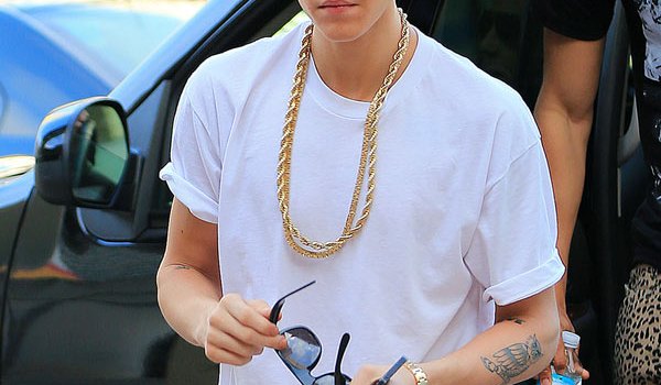 Justin Bieber Defends Selena Gomez