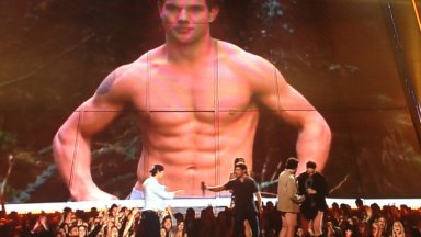 Taylor Lautner Wins Best Shirtless