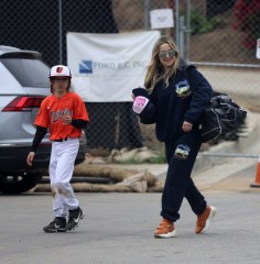 Los Angeles, CA  - *EXCLUSIVE*  - Kate Hudson does the heavy lifting as she carries her son Bing's baseball bag full of bats and gear. Kate was leaving Bing's game and luckily her fiance Danny Fujikawa offered to help take the bag off her shoulder.

Pictured: Kate Hudson, Danny Fujikawa 

BACKGRID USA 2 APRIL 2022 

BYLINE MUST READ: BACKGRID

USA: +1 310 798 9111 / usasales@backgrid.com

UK: +44 208 344 2007 / uksales@backgrid.com

*UK Clients - Pictures Containing Children
Please Pixelate Face Prior To Publication*