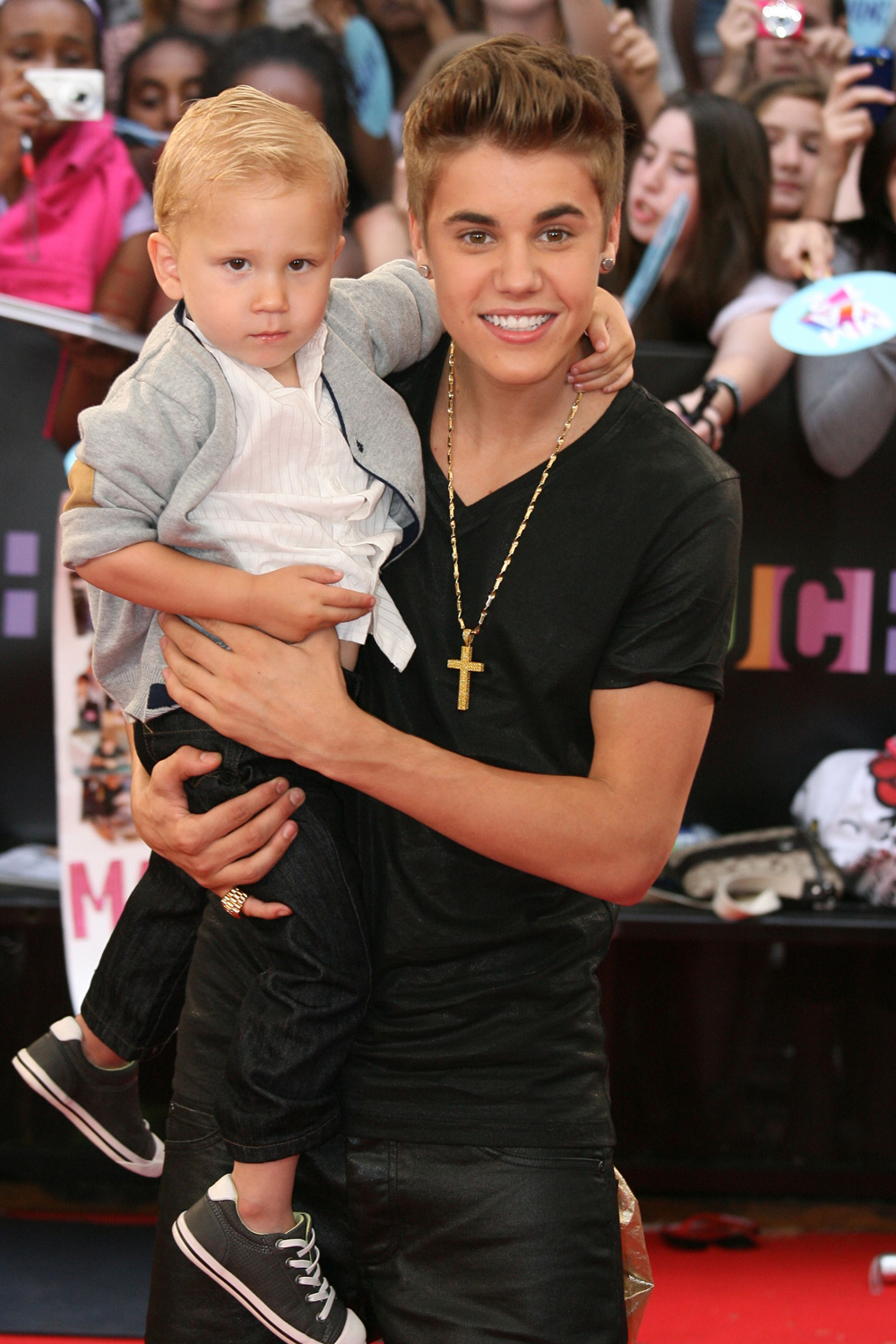 Justin Bieber made the 2012 MuchMusic Video Awards a family affair by bringing his little half-brother Jaxon with him on the red carpet. The Canadian pop star is one of the performers on the MMVAs.

Pictured: Justin Bieber
Jaxon
Ref: SPL403366 170612 NON-EXCLUSIVE
Picture by: SplashNews.com

Splash News and Pictures
USA: +1 310-525-5808
London: +44 (0)20 8126 1009
Berlin: +49 175 3764 166
photodesk@splashnews.com

World Rights