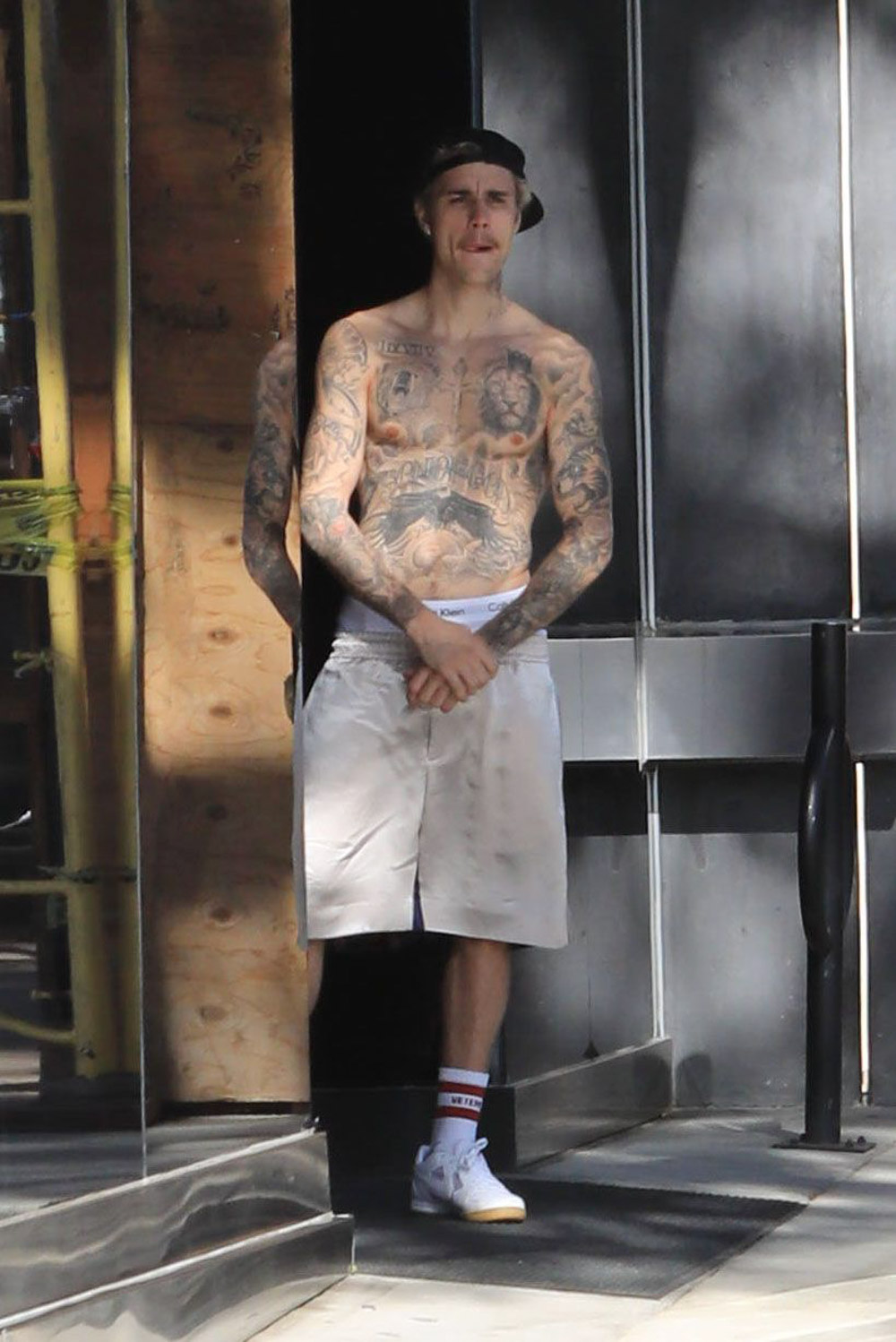 Justin Bieber shirtless at the gym in West Hollywood