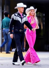 Margot Robbie and Ryan Gosling seen together filming scenes for the new Barbie movie. 22 Jun 2022 Pictured: Ryan Gosling and Margot Robbie Barbie. Photo credit: APEX / MEGA TheMegaAgency.com +1 888 505 6342 (Mega Agency TagID: MEGA871009_010.jpg) [Photo via Mega Agency]