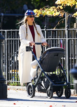 New York, NY  - Actress Jennifer Lawrence cuts a casual figure as she steps out for a stroll with her baby in New York City.

Pictured: Jennifer Lawrence

BACKGRID USA 29 OCTOBER 2022 

BYLINE MUST READ: Fernando Ramales / BACKGRID

USA: +1 310 798 9111 / usasales@backgrid.com

UK: +44 208 344 2007 / uksales@backgrid.com

*UK Clients - Pictures Containing Children
Please Pixelate Face Prior To Publication*