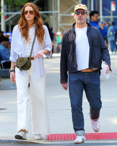 Jon Hamm and his fiance Anna Osceola enjoy a sunny day in New York City

Pictured: Anna Osceola,Jon Hamm
Ref: SPL6569345 100523 NON-EXCLUSIVE
Picture by: Christopher Peterson / SplashNews.com

Splash News and Pictures
USA: +1 310-525-5808
London: +44 (0)20 8126 1009
photodesk@splashnews.com

World Rights