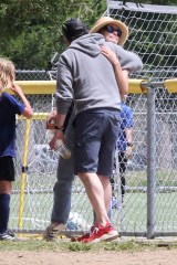 Los Angeles, CA  - *EXCLUSIVE*  - Hollywood A-Listers Olivia Wilde and Jason Sudeikis hug it out to support their son at a soccer game amid a custody battle.

Pictured: Olivia Wilde, Jason Sudeikis

BACKGRID USA 22 APRIL 2023 

USA: +1 310 798 9111 / usasales@backgrid.com

UK: +44 208 344 2007 / uksales@backgrid.com

*UK Clients - Pictures Containing Children
Please Pixelate Face Prior To Publication*