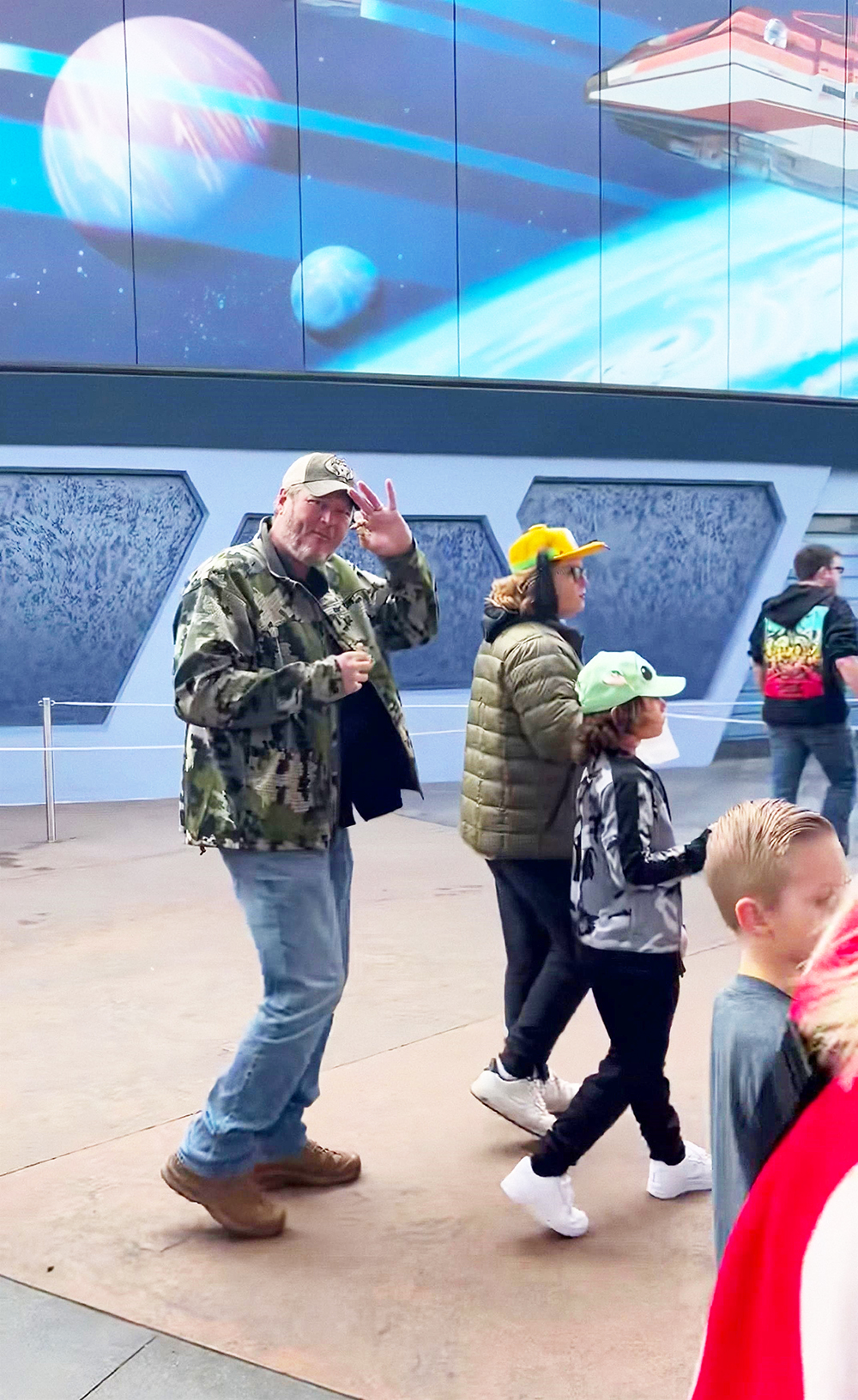 Gwen Stefani Blake Shelton Sons Disneyland BG