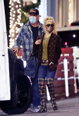 Los Angeles, CA  - *EXCLUSIVE*  - Jessica Simpson looks thinner than ever while shopping with her hubby in Beverly Hills, CA on Tuesday. Jessica flaunted her incredible 100lb weight loss  in skin-tight jeans and plaid knee-high boots after celebrating 4 years of sobriety.

Pictured: Jessica Simpson, Eric Johnson

BACKGRID USA 30 NOVEMBER 2021 

USA: +1 310 798 9111 / usasales@backgrid.com

UK: +44 208 344 2007 / uksales@backgrid.com

*UK Clients - Pictures Containing Children
Please Pixelate Face Prior To Publication*