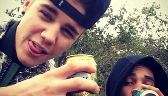 ‪Justin Bieber Partying‬