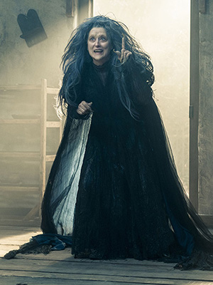 Editorial use only. No book cover usage.Mandatory Credit: Photo by Peter Mountain/Walt Disney/Kobal/Shutterstock (5885857ay)Meryl StreepInto The Woods - 2014Director: Rob MarshallWalt Disney PicturesUSAScene StillMusicalInto the Woods, Promenons-nous dans les bois
