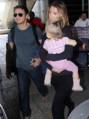 ©2014 RAMEY PHOTO 310-828-3445EXCLUSIVE!Los Angeles, California, October 13, 2014Jeremy Renner and wife Sonni Pacheco arrive at LAX with their daughter Ava.SNAPSNAP (Mega Agency TagID: MEGAR11565_6.jpg) [Photo via Mega Agency]