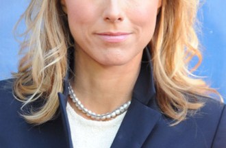 Tea Leoni Bio