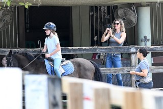 EXCLUSIVE: Newly single Gisele Bundchen looks happy as she takes her daughter Vivian to a riding lesson in Miami. 10 Dec 2022 Pictured: Gisele Bundchen. Photo credit: MEGA TheMegaAgency.com +1 888 505 6342 (Mega Agency TagID: MEGA925073_029.jpg) [Photo via Mega Agency]