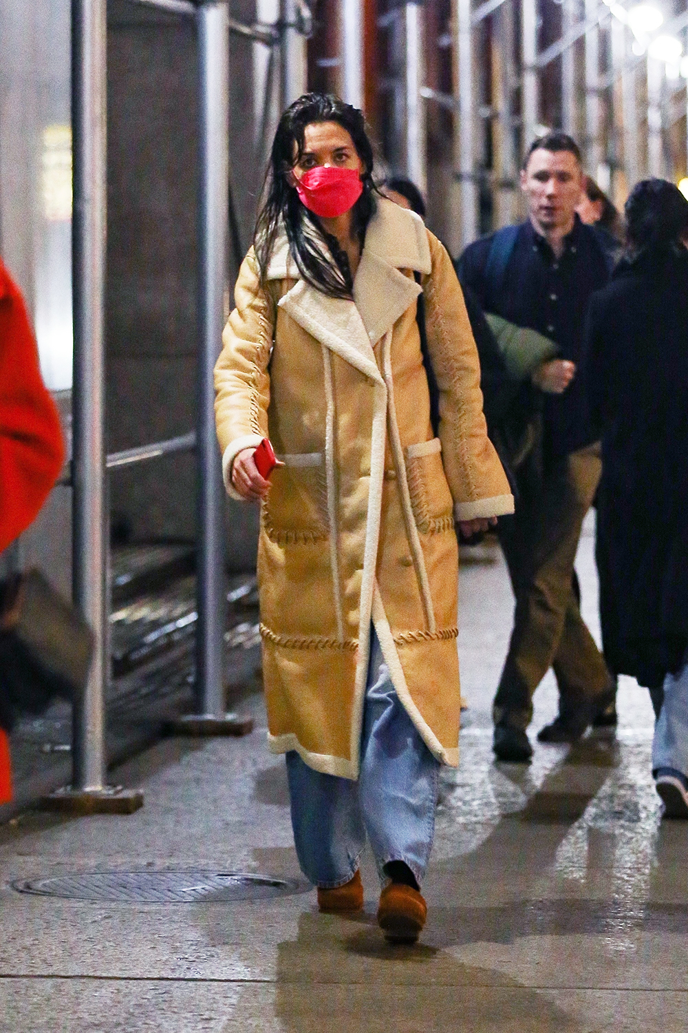 *EXCLUSIVE* A wet-haired Katie Holmes steps out for the evening in NYC