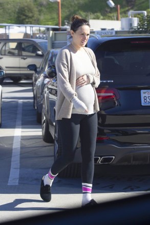 Los Angeles, CA  - *EXCLUSIVE*  - Pregnant Rumer Willis is seen holding her stomach looking like she is in pain as she walks out of a hospital in Culver City .

Pictured: Rumer Willis

BACKGRID USA 24 JANUARY 2023 

BYLINE MUST READ: no byline@backgrid.com / BACKGRID

USA: +1 310 798 9111 / usasales@backgrid.com

UK: +44 208 344 2007 / uksales@backgrid.com

*UK Clients - Pictures Containing Children
Please Pixelate Face Prior To Publication*