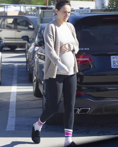 Los Angeles, CA  - *EXCLUSIVE*  - Pregnant Rumer Willis is seen holding her stomach looking like she is in pain as she walks out of a hospital in Culver City .

Pictured: Rumer Willis

BACKGRID USA 24 JANUARY 2023 

BYLINE MUST READ: no byline@backgrid.com / BACKGRID

USA: +1 310 798 9111 / usasales@backgrid.com

UK: +44 208 344 2007 / uksales@backgrid.com

*UK Clients - Pictures Containing Children
Please Pixelate Face Prior To Publication*