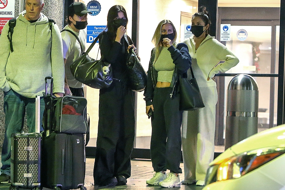 Palm Beach, FL  - *EXCLUSIVE*  -Selena Gomez, Brooklyn Beckham, Nicola Peltz and Selena's BFF Raquelle Stevens are ready for a flight out of Miami over the weekend after spending the Thanksgiving holiday together. The group moves through the terminal together keeping their heads down and remaining lowkey. Brooklyn travels with his dog on a leash and his wife Nicola is seen carrying a small puppy in her bag.

Pictured: Nicola Peltz, Brooklyn Beckham, Selena Gomez, Raquelle Stevens

BACKGRID USA 29 NOVEMBER 2022 

USA: +1 310 798 9111 / usasales@backgrid.com

UK: +44 208 344 2007 / uksales@backgrid.com

*UK Clients - Pictures Containing Children
Please Pixelate Face Prior To Publication*