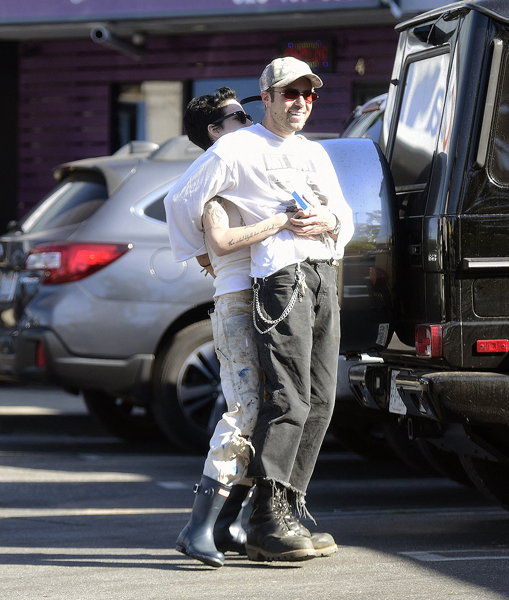 EXCLUSIVE: A make up free Halsey enjoys some tacos with her husband Alev at Tere's Mexican Grill during a studio lunch break in LA. 27 Oct 2022 Pictured: HALSEY. Photo credit: MEGA TheMegaAgency.com +1 888 505 6342 (Mega Agency TagID: MEGA911771_023.jpg) [Photo via Mega Agency]