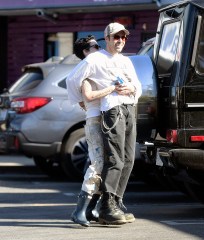 EXCLUSIVE: A make up free Halsey enjoys some tacos with her husband Alev at Tere's Mexican Grill during a studio lunch break in LA. 27 Oct 2022 Pictured: HALSEY. Photo credit: MEGA TheMegaAgency.com +1 888 505 6342 (Mega Agency TagID: MEGA911771_023.jpg) [Photo via Mega Agency]