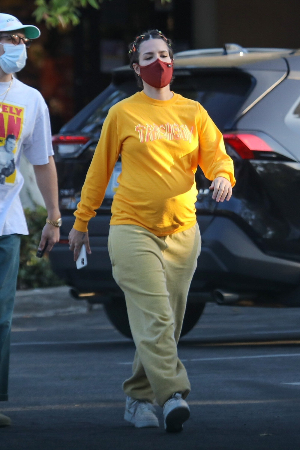 *EXCLUSIVE* A very pregnant Halsey goes grocery shopping at Ralphs in Malibu with boyfriend Alev Aydin