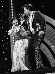 Loretta Lynn, Conway Twitty Loretta Lynn and Conway Twitty at the Gospel Music Association Awards in Nashville 1977
Loretta Lynn and Conway Twitty Performing, Nashville, USA