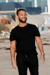 Malibu, CA  - *EXCLUSIVE*  - John Legend and Chrissy Teigen enjoy some fresh air while having a fun day at the beach in Malibu. **Shot on 03/15/20**

Pictured: John Legend

BACKGRID USA 16 MARCH 2020 

BYLINE MUST READ: RMBI / BACKGRID

USA: +1 310 798 9111 / usasales@backgrid.com

UK: +44 208 344 2007 / uksales@backgrid.com

*UK Clients - Pictures Containing Children
Please Pixelate Face Prior To Publication*