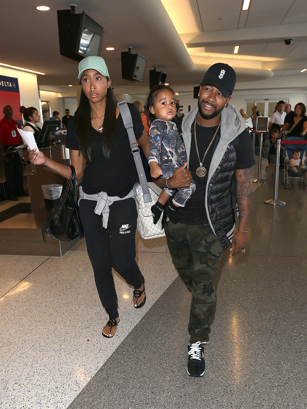 R&B Singer, Omarion and his girlfriend Apryl Jones spotted with their son, Megaa Omari.