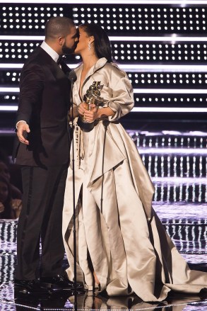 Drake kisses Rihanna as she accepts the Michael Jackson Video Vanguard Award at the MTV Video Music Awards at Madison Square Garden on Sunday, Aug. 28, 2016, in New York.(Photo by Charles Sykes/Invision/AP)