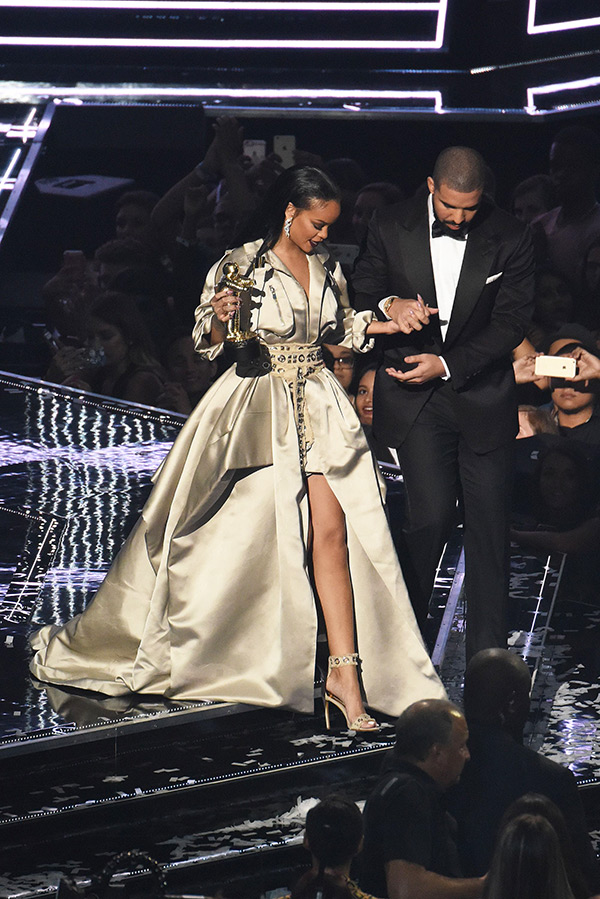 rihanna-holds-drake-hands-vmas-ftr