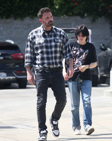 Santa Monica, CA  - *EXCLUSIVE*  - Ben Affleck enjoys an afternoon out for lunch with his daugther Seraphina in Santa Monica.

Pictured: Ben Affleck

BACKGRID USA 8 JUNE 2023 

USA: +1 310 798 9111 / usasales@backgrid.com

UK: +44 208 344 2007 / uksales@backgrid.com

*UK Clients - Pictures Containing Children
Please Pixelate Face Prior To Publication*