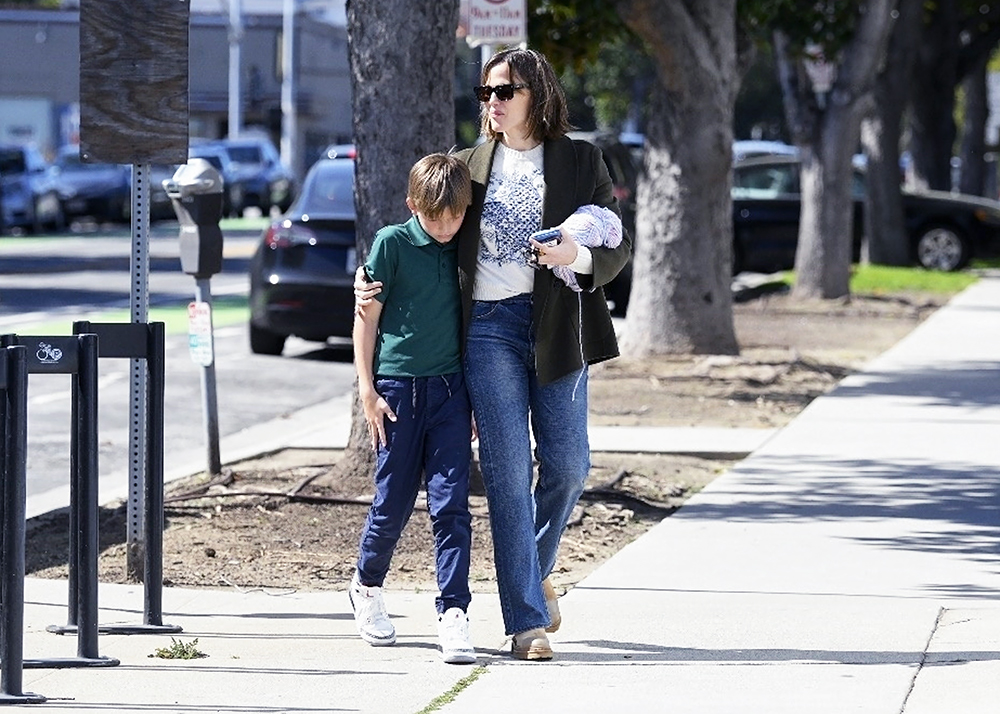 Santa Monica, CA  - *EXCLUSIVE*  - Actress and busy momma Jennifer Garner seen feeding the meter as she takes her son Samuel to an after-school Art Class in Santa Monica.

Pictured: Jennifer Garner

BACKGRID USA 24 MARCH 2023 

USA: +1 310 798 9111 / usasales@backgrid.com

UK: +44 208 344 2007 / uksales@backgrid.com

*UK Clients - Pictures Containing Children
Please Pixelate Face Prior To Publication*