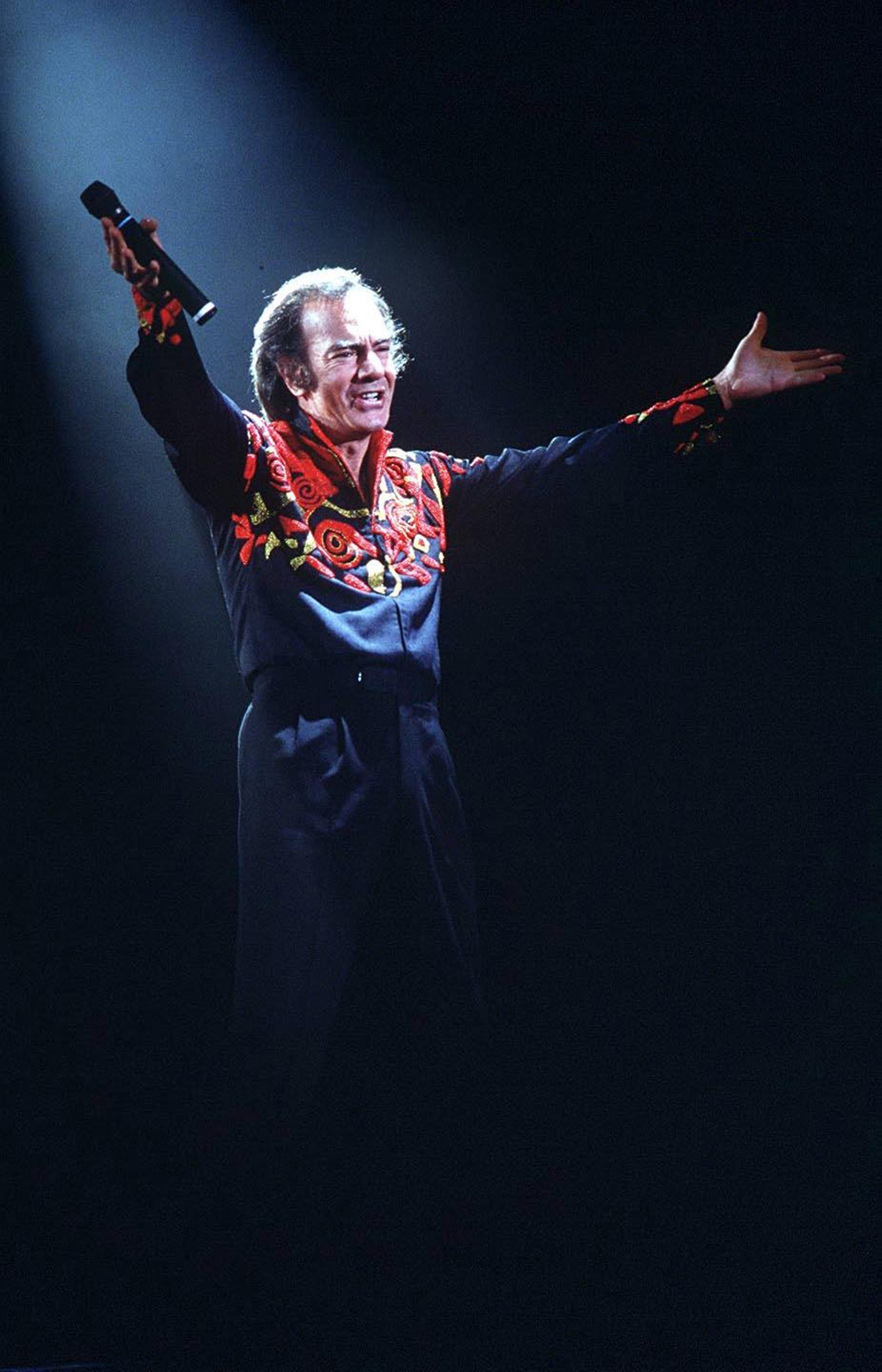 NEIL DIAMOND PERFORMING AT THE WEMBLEY STADIUM, LONDON, BRITAIN - 1989