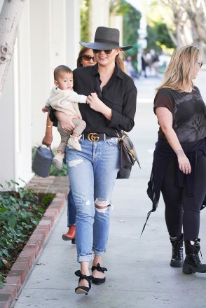 Model Chrissy Teigen was seen going shopping with her mom and baby Miles in Los Angeles, CA.Pictured: Miles Theodore Stephens,Chrissy TeigenRef: SPL5044654 261118 NON-EXCLUSIVEPicture by: Shotbyjuliann / SplashNews.comSplash News and PicturesLos Angeles: 310-821-2666New York: 212-619-2666London: 0207 644 7656Milan: 02 4399 8577photodesk@splashnews.comWorld Rights