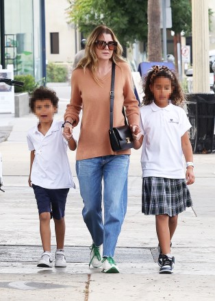 Studio City, CA  - *EXCLUSIVE*  - Actress Ellen Pompeo and her kids hold hands as they go out for ice cream together in Studio City.

Pictured: Ellen Pompeo

BACKGRID USA 28 OCTOBER 2022 

USA: +1 310 798 9111 / usasales@backgrid.com

UK: +44 208 344 2007 / uksales@backgrid.com

*UK Clients - Pictures Containing Children
Please Pixelate Face Prior To Publication*