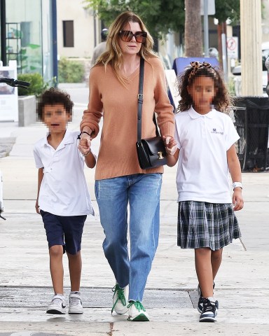 Studio City, CA  - *EXCLUSIVE*  - Actress Ellen Pompeo and her kids hold hands as they go out for ice cream together in Studio City.

Pictured: Ellen Pompeo

BACKGRID USA 28 OCTOBER 2022 

USA: +1 310 798 9111 / usasales@backgrid.com

UK: +44 208 344 2007 / uksales@backgrid.com

*UK Clients - Pictures Containing Children
Please Pixelate Face Prior To Publication*