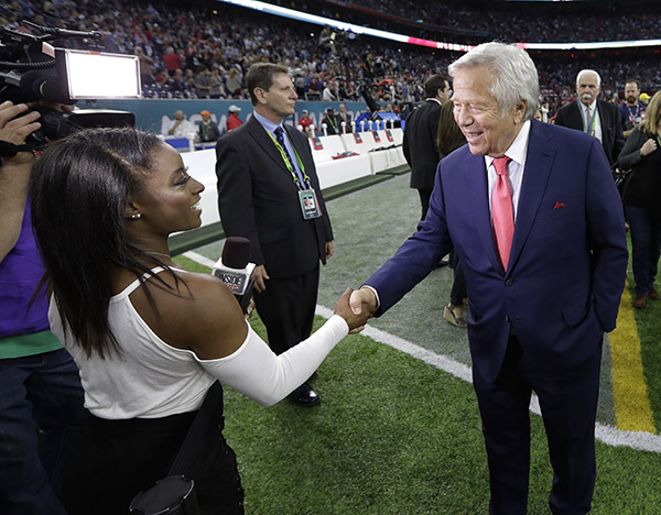 simone-biles-patriots-owner-robert-kraft-super-bowl-2017-2