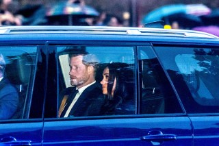 Harry and Megan arrive - The hearse carrying the coffin of Queen Elizabeth II arrives at Hyde Park Corner on its way to Buckingham Palace.
The coffin of Queen Elizabeth II arrives at Hyde Park Corner., Hyde Park Corner, London, UK - 13 Sep 2022