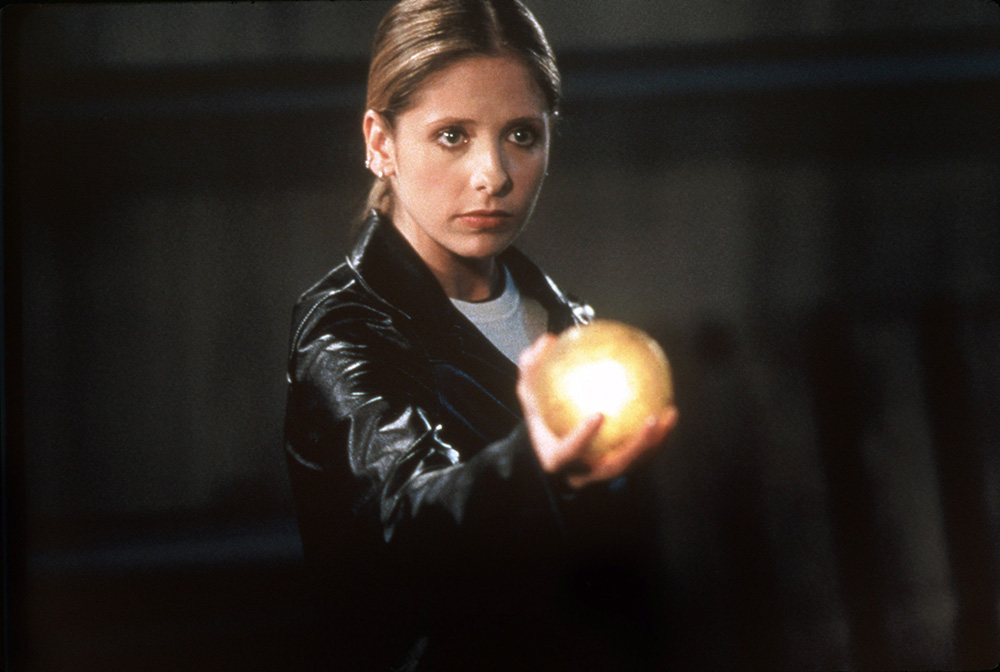 BUFFY THE VAMPIRE SLAYER, Sarah Michelle Gellar (holding 'The Dragon Sphere'), 'The Gift', (Season 5