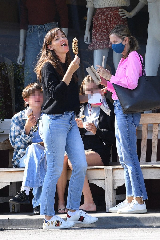 Jennifer Garner Grabs Ice Cream With Her Kids