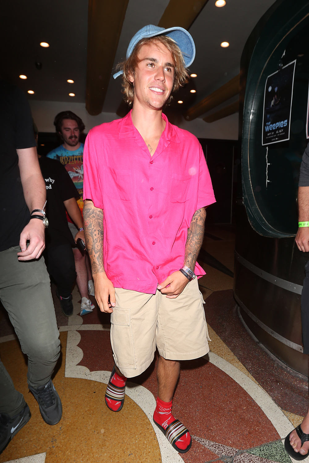 Justin Bieber wears a pink shirt with slippers as he leaves the El Rey Theatre after watching Adam Sandler perform his most recent stand up comedy sketch in Los AngelesPictured: Justin BieberRef: SPL1681249  110418  Picture by: Photographer Group / Splash NewsSplash News and PicturesLos Angeles:310-821-2666New York:212-619-2666London:870-934-2666photodesk@splashnews.com