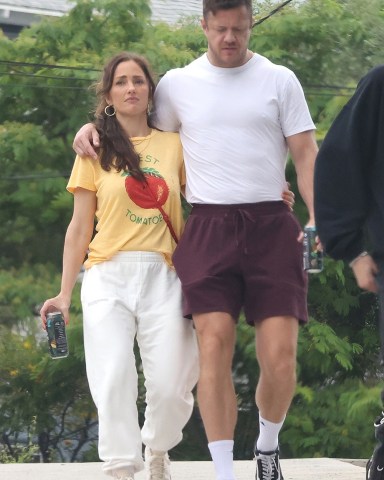 Los Angeles, CA  - *EXCLUSIVE*  - Actress Minka Kelly gives money to a homeless single mom as she leaves after lunch and grocery shopping with her boyfriend Dan Reynolds at Erewhon in Los Angeles.

Pictured: Minka Kelly, Dan Reynolds

BACKGRID USA 12 JUNE 2023 

USA: +1 310 798 9111 / usasales@backgrid.com

UK: +44 208 344 2007 / uksales@backgrid.com

*UK Clients - Pictures Containing Children
Please Pixelate Face Prior To Publication*