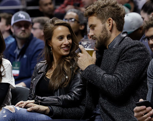 _Nick-Viall-&-Vanessa-Grimaldi-Enjoy-Romantic-Date-Night-At-Hockey-Game-In-His-Hometown-ftr