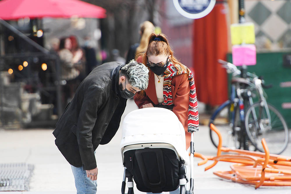 New York, NY  - Zayn Malik and Gigi Hadid Head back to the apartment after having lunch at the 'The Smile' with their daughter.

Pictured: Gigi Hadid, Zayn Malik

BACKGRID USA 25 MARCH 2021 

USA: +1 310 798 9111 / usasales@backgrid.com

UK: +44 208 344 2007 / uksales@backgrid.com

*UK Clients - Pictures Containing Children
Please Pixelate Face Prior To Publication*