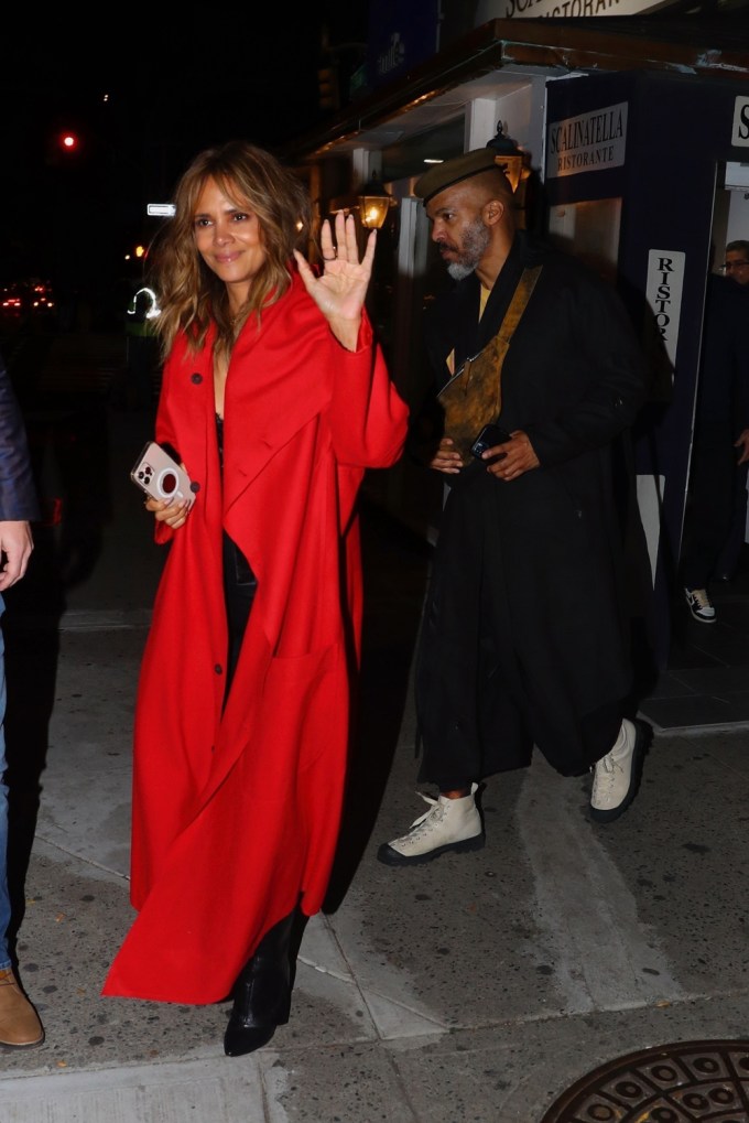 Halle Berry & Van Hunt walking