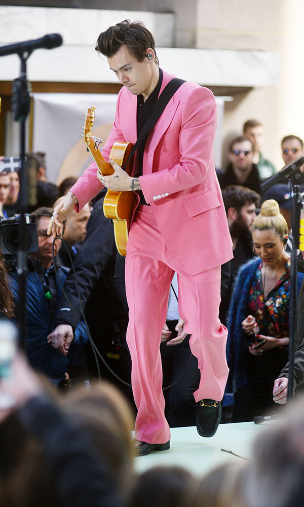 harry-styles-pink-suit