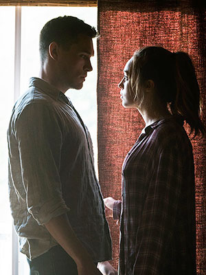 Alicia & Jake Hook Up On 'Fear The Walking Dead'