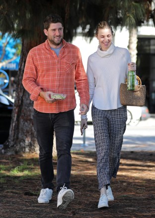 Whitney Port and her husband Tim Rosenman grab lunch to go at Joan's on Third in Studio City, CA.

Pictured: WHITNEY PORT AND TIM ROSENMAN
Ref: SPL5046110 301118 NON-EXCLUSIVE
Picture by: SplashNews.com

Splash News and Pictures
Los Angeles: 310-821-2666
New York: 212-619-2666
London: 0207 644 7656
Milan: 02 4399 8577
photodesk@splashnews.com

World Rights, No Brazil Rights