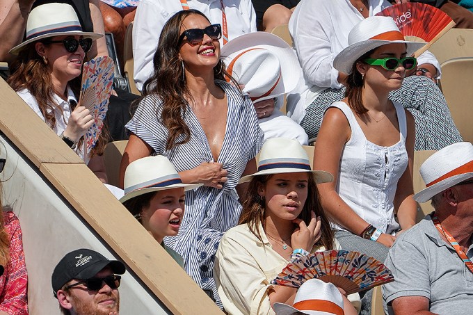 Jessica Alba & Honor in their seats in Paris