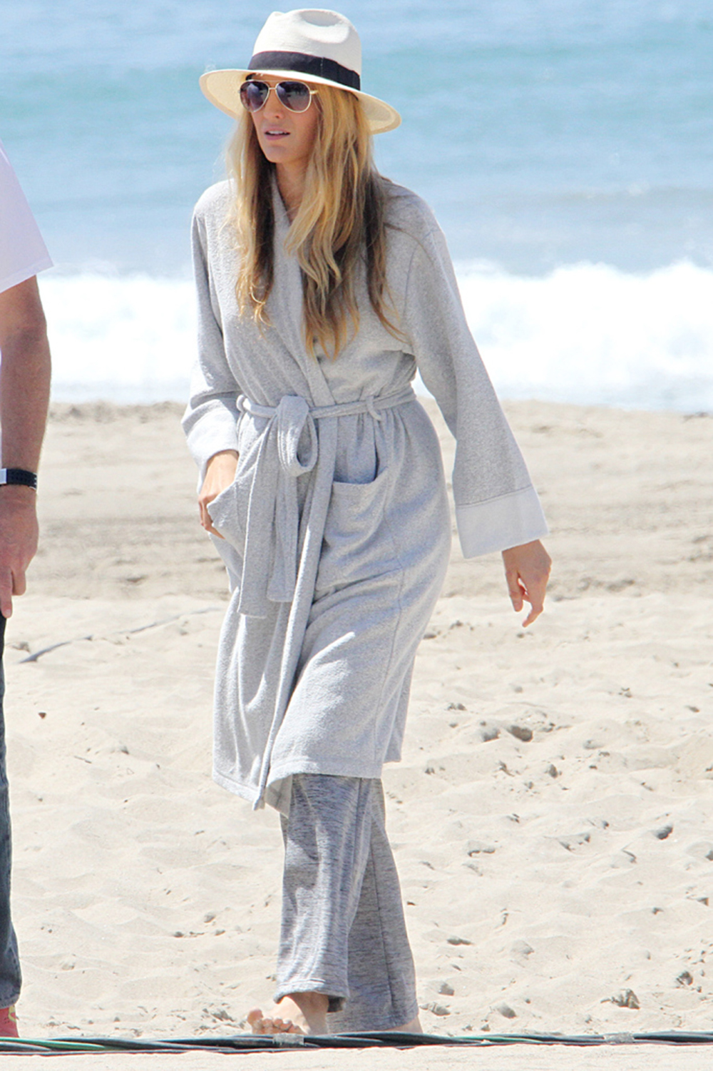 celebrities-hiding-baby-bump-4